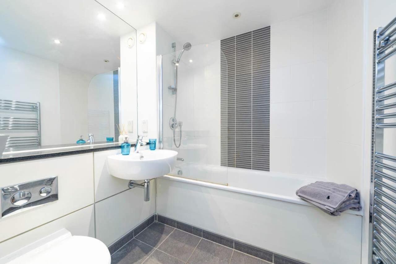 Room With Private Bathroom In A Modern Two Bedroom Two Bathroom Flat Londen Buitenkant foto