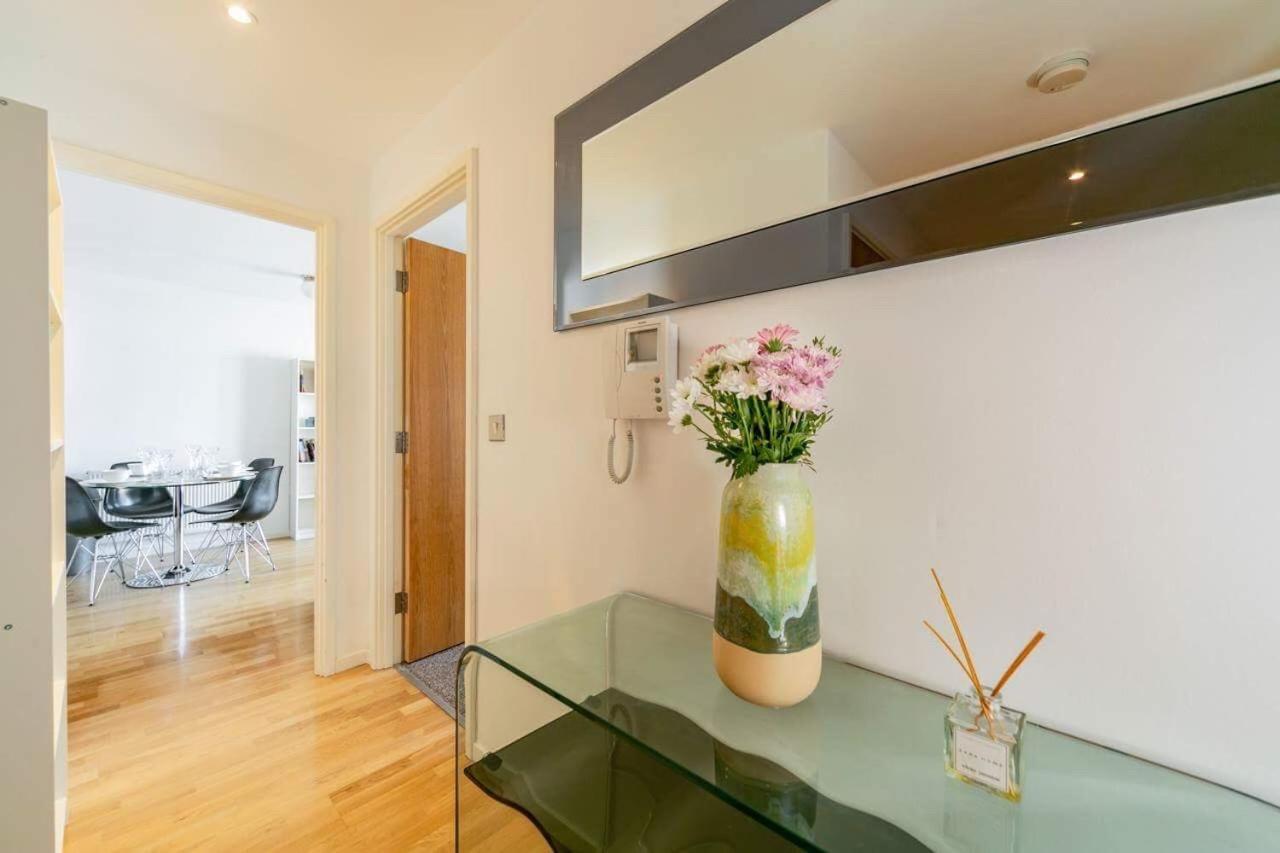 Room With Private Bathroom In A Modern Two Bedroom Two Bathroom Flat Londen Buitenkant foto