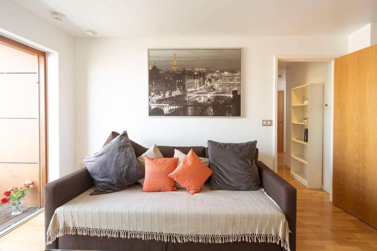 Room With Private Bathroom In A Modern Two Bedroom Two Bathroom Flat Londen Buitenkant foto