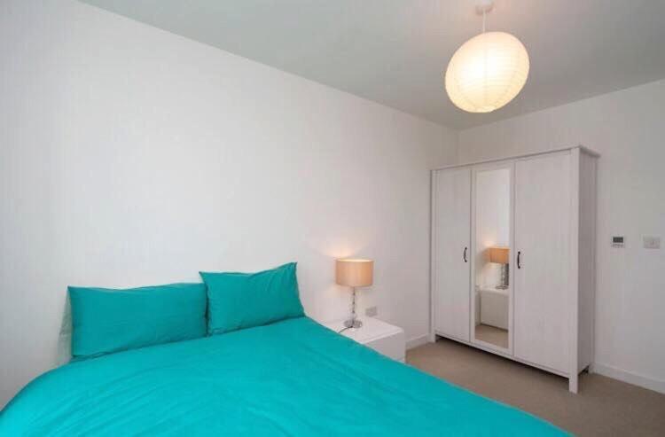 Room With Private Bathroom In A Modern Two Bedroom Two Bathroom Flat Londen Buitenkant foto