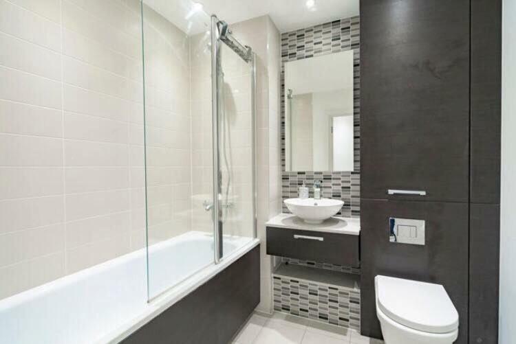 Room With Private Bathroom In A Modern Two Bedroom Two Bathroom Flat Londen Buitenkant foto