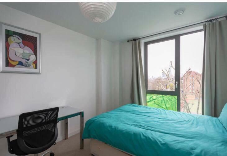 Room With Private Bathroom In A Modern Two Bedroom Two Bathroom Flat Londen Buitenkant foto